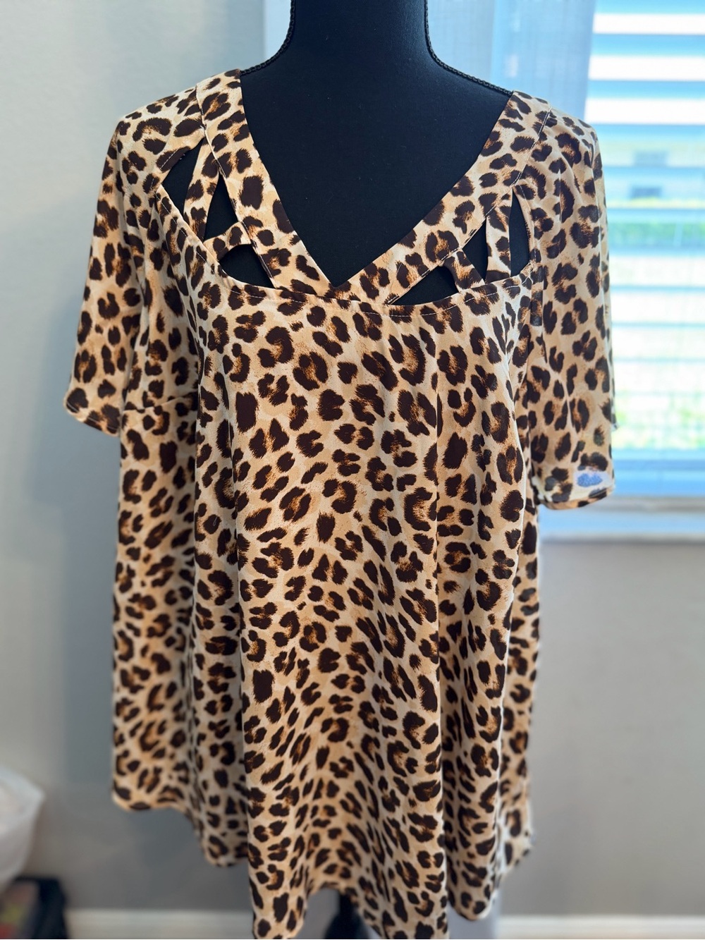 Torrid Leopard Print Cutout V-Neck Tunic size 2 (18/20)